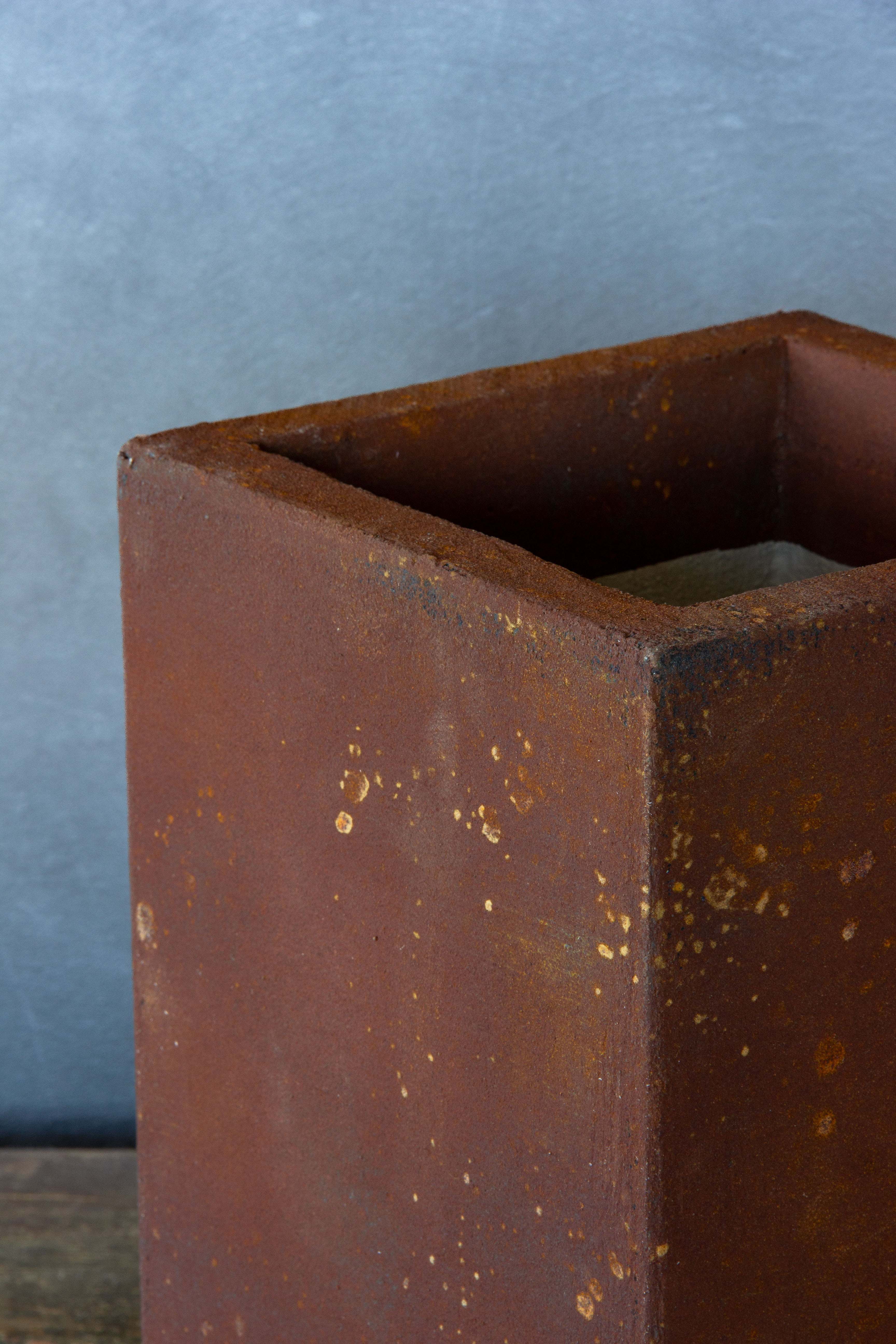 Donica w industrialnym stylu z rdzawym wykończeniem, efekt corten, ręcznie wykonana, ozdobna